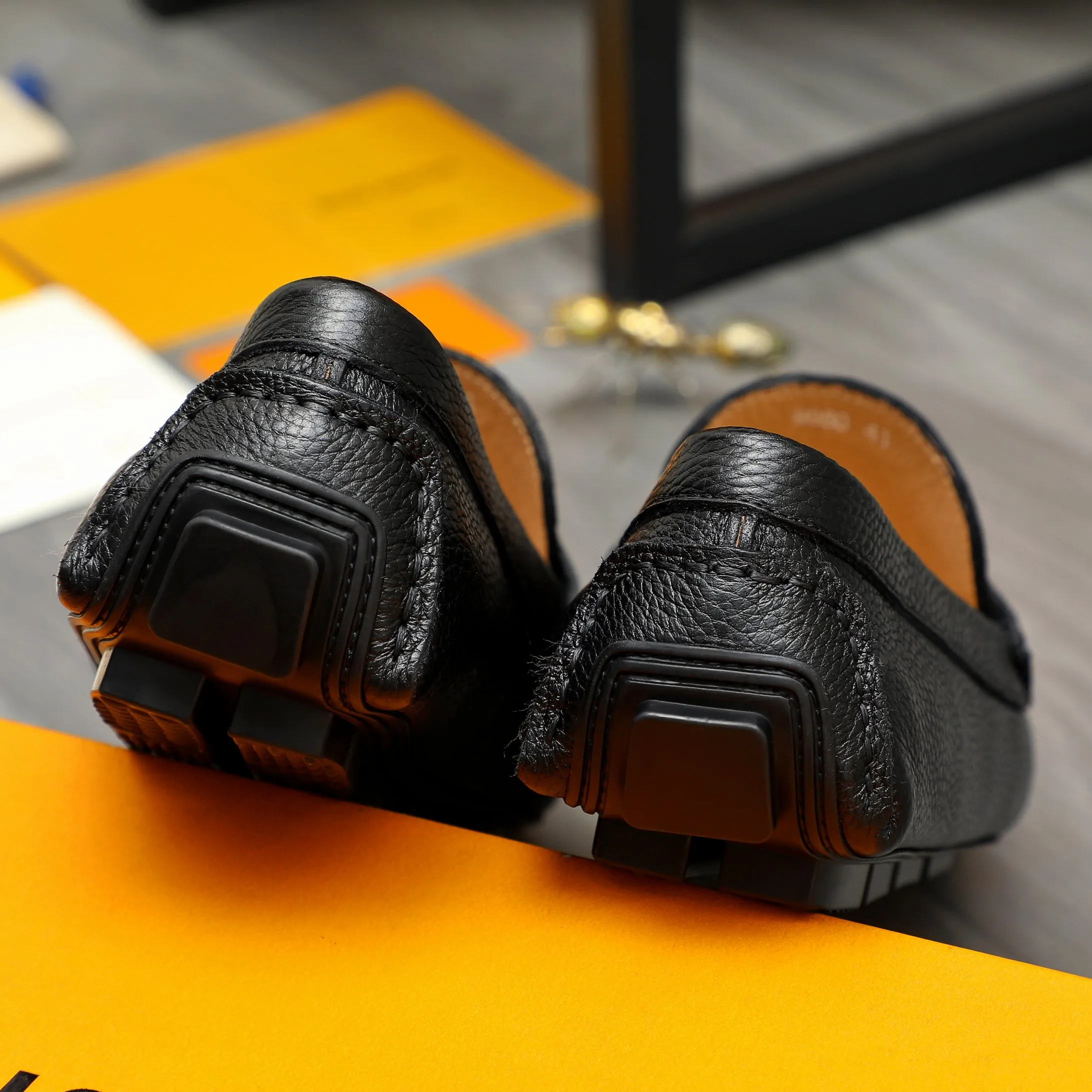 Men's shoes 💰380 Product trademark: LV "Louis Vuitton" casual slip-on shoes Regular size: 38-45 (45 is custom-made and non-returnable) Product material: Selected pebbled embossed cowhide upper, pigskin lining, rubber outsole